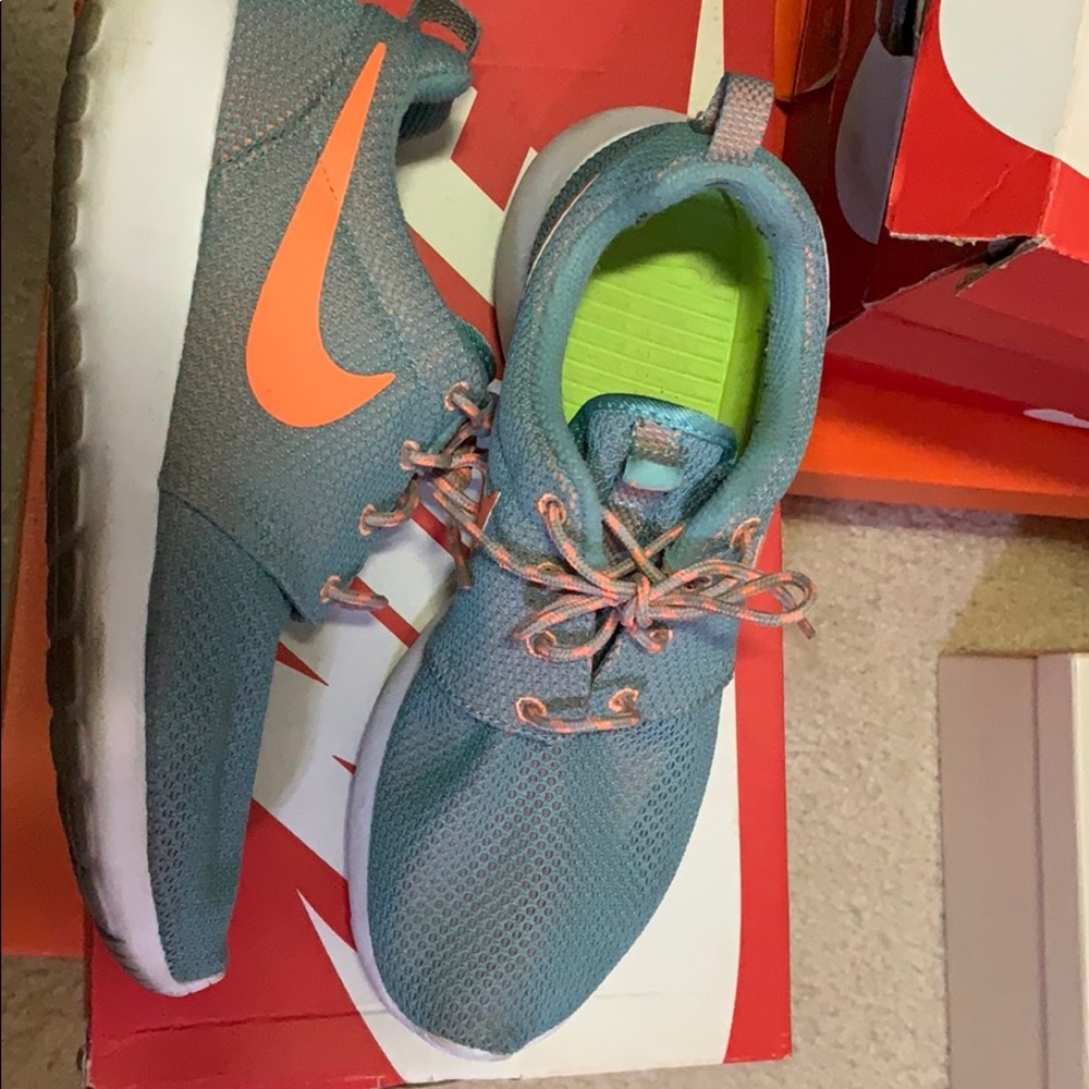WMNS NIKE ROSHE RUN - Picture 2 of 3